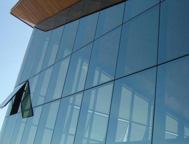 Pele de vidro: sofisticação e modernidade para fachadas de prédios e edifícios